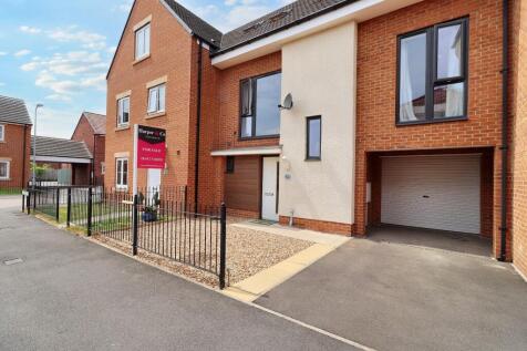 Leo Grove, Queensgate... 3 bed terraced house for sale