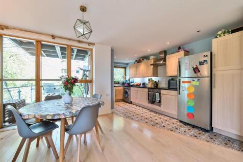 Donnington Road, London, NW10 2 bed apartment for sale