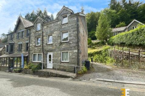 5 bedroom semi-detached house for sale