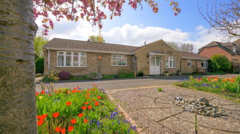 High Road, Grantham NG32 4 bed detached bungalow for sale