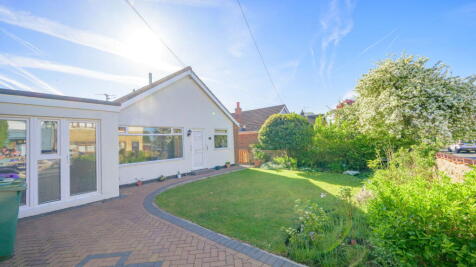High Street, Grantham NG32 3 bed detached bungalow for sale