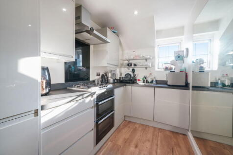 Hemlock Close, London SW16 2 bed flat for sale