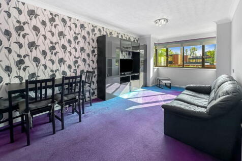 High Road, Redbridge E18 1 bed flat for sale