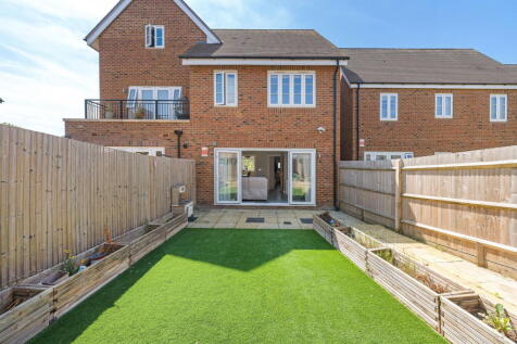 Isabella Walk, Tadworth KT20 3 bed semi