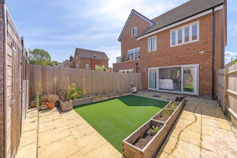 Isabella Walk, Tadworth KT20 3 bed semi