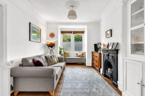 Grove Road, Barnet N12 4 bed terraced house for sale