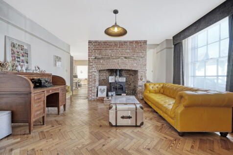 6 bedroom detached house for sale