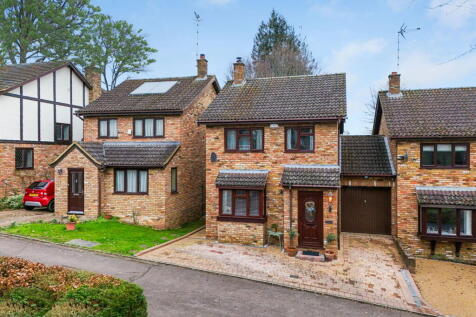 Juniper Gardens, Welwyn AL6 3 bed link detached house for sale