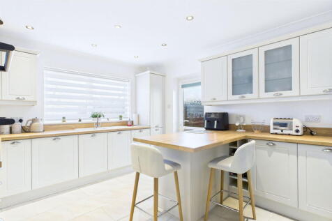 4 bedroom link detached house for sale