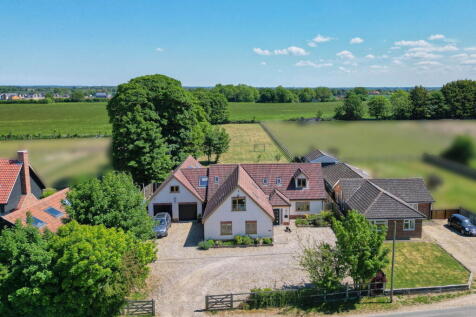 Bow Street, Attleborough NR17 5 bed detached house for sale