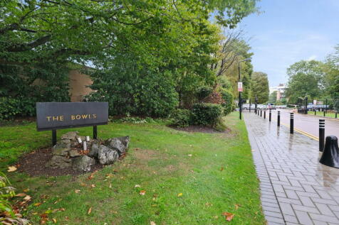 The Bowls, Chigwell IG7 3 bed apartment for sale