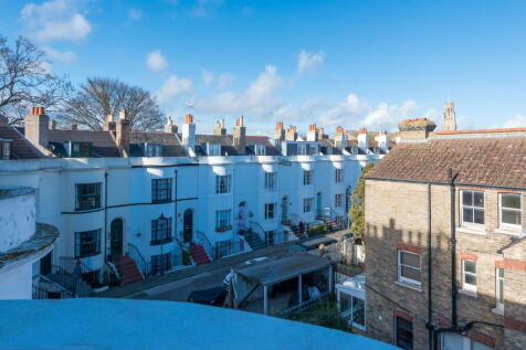 Guildford Lawn, Ramsgate CT11 6 bed terraced house for sale