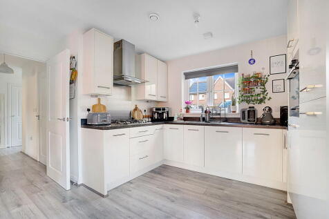 Clay Place, Rochester ME2 2 bed ground floor flat for sale