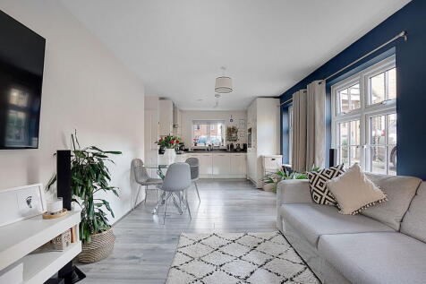 Clay Place, Rochester ME2 2 bed ground floor flat for sale