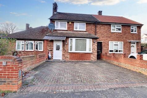 Cricklade Avenue, Romford RM3 3 bed terraced house for sale