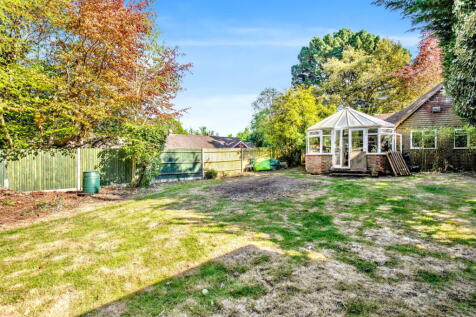 Green Hedges Avenue, East Grinstead RH19 3 bed detached bungalow for sale