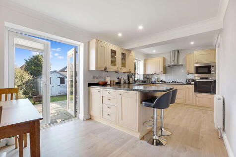 High Street, Rochester ME2 2 bed end of terrace house for sale