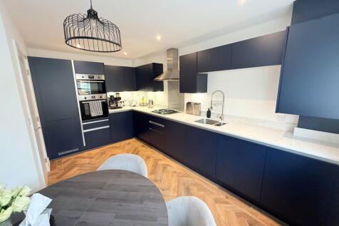 Whiting Avenue, Greenhithe DA9 3 bed semi
