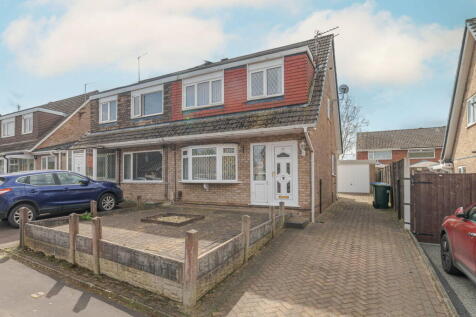 Hartford Avenue, Heywood OL10 3 bed semi
