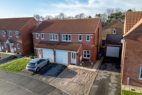 Parklands Avenue, Grimsby DN36 3 bed semi