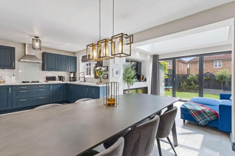 Poppy Fields View, Pontefract WF8 4 bed detached house for sale