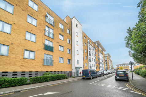 Taywood Road, Northolt, Middlesex 2 bed apartment for sale