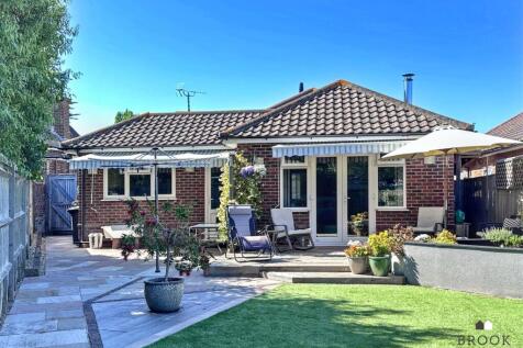 Broad Road, Eastbourne BN20 4 bed bungalow for sale