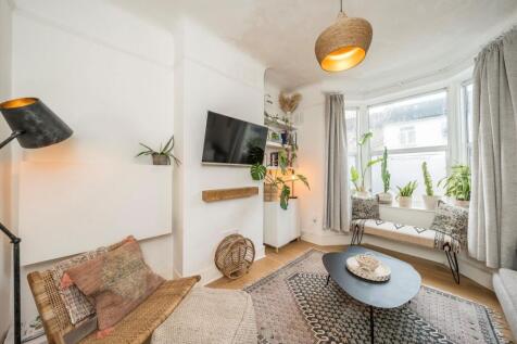 Graveney Road, London SW17 1 bed flat for sale