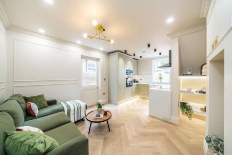 Loubet Street, London SW17 2 bed flat for sale