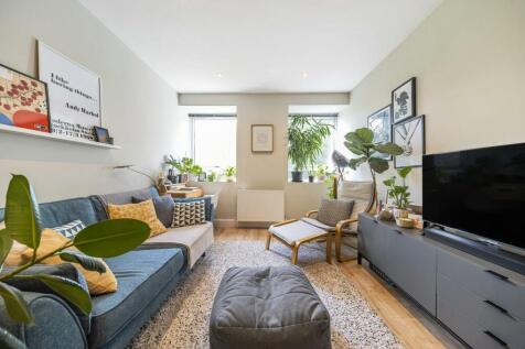 Buckingham House East, Stanmore HA7 1 bed flat for sale
