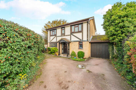 Ambleside Way, Surrey TW20 4 bed detached house for sale