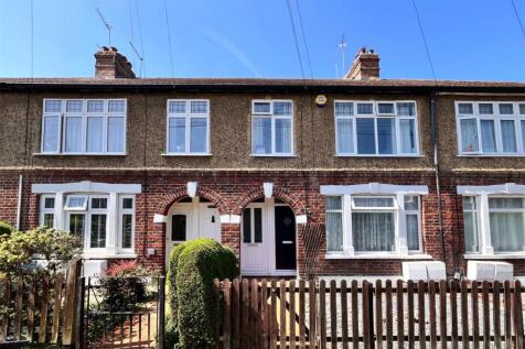 Penton Avenue, Surrey TW18 1 bed maisonette for sale