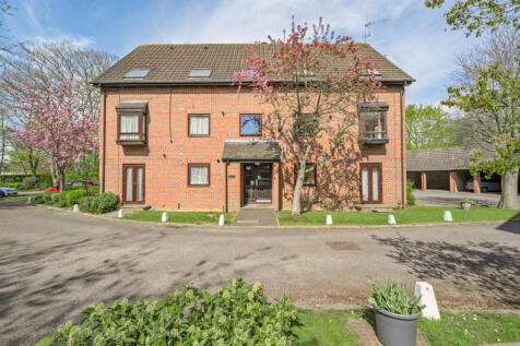 The Oaks, Surrey TW18 Studio for sale