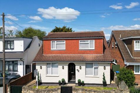 South Avenue, Surrey TW20 6 bed detached house for sale