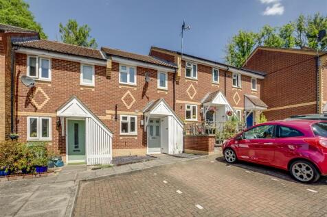 Hall Close, High Wycombe HP13 2 bed terraced house for sale