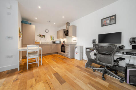 Church Road, Fleet, Hampshire, GU51 1 bed apartment for sale