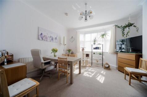 Brownlow Road, London, N11 3 bed apartment for sale