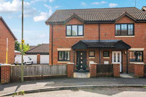 Melrose Close, Farnborough... 3 bed semi