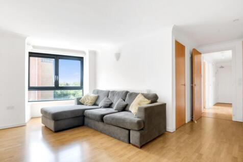 Lewis Gardens, London, N16 2 bed flat for sale