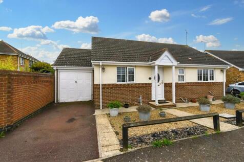 Essex Close, Canvey Island SS8 2 bed detached bungalow for sale
