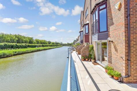 3 bedroom town house for sale