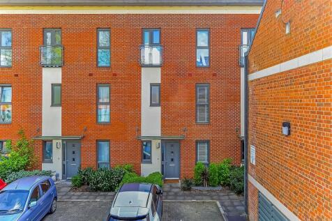 2 bedroom ground floor maisonette for sale
