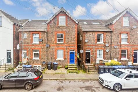 Queens Road, East Grinstead, West Sussex 2 bed maisonette for sale