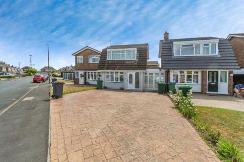3 bedroom link detached house for sale