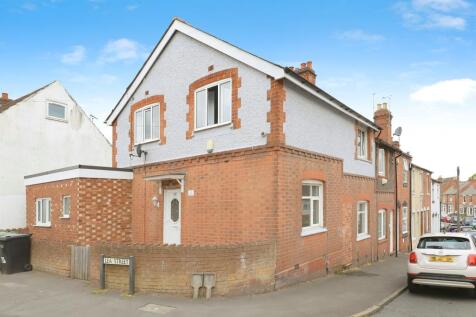 4 bedroom end of terrace house for sale