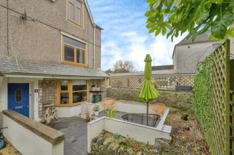 4 bedroom end of terrace house for sale