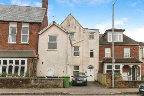 3 bedroom flat for sale