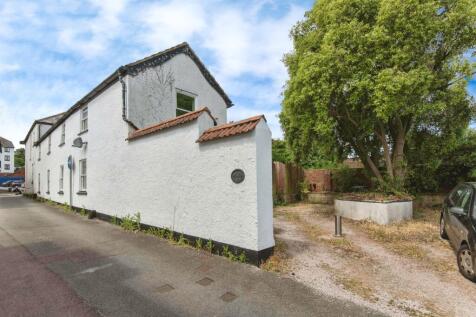 1 bedroom ground floor flat for sale