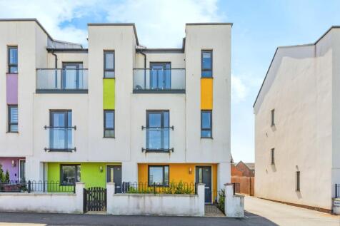 4 bedroom end of terrace house for sale