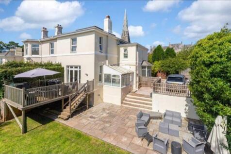 4 bedroom semi-detached house for sale